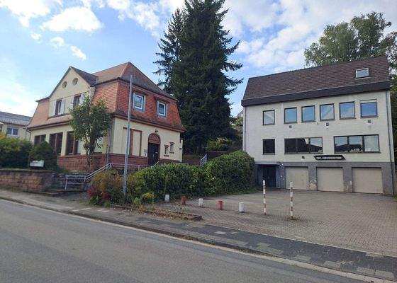 Parkfläche mit Gargagen