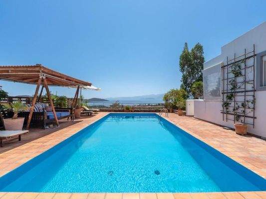 Kreta, Elounda: Villa mit Pool und atemberaubendem Meerblick auf die Bucht zu verkaufen