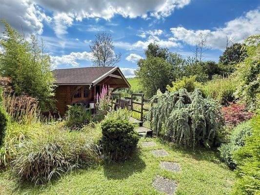 Großes, hochwertiges Gartenhaus am Teich