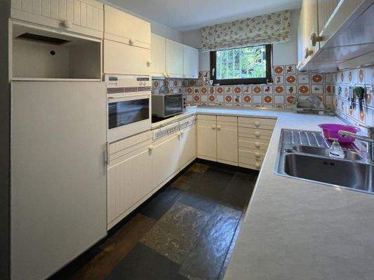 Küche mit Einbauküche