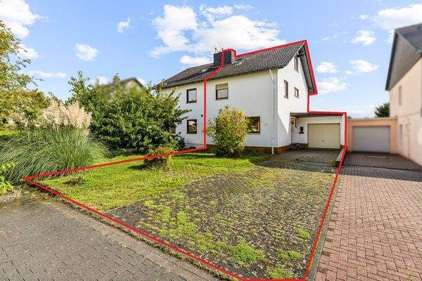 Haus mit Gartenfläche davor, Außenstellplätzen und Zufahrt zur Garage 