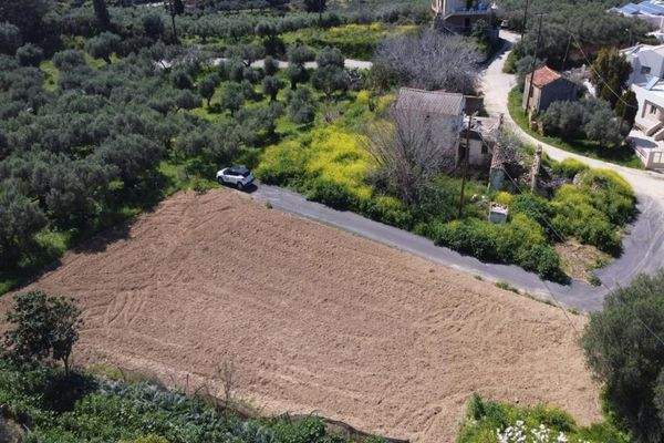 Kreta, Tavronitis: Grundstück mit hoher Bebaubarkeit in Meeresnähe zu verkaufen