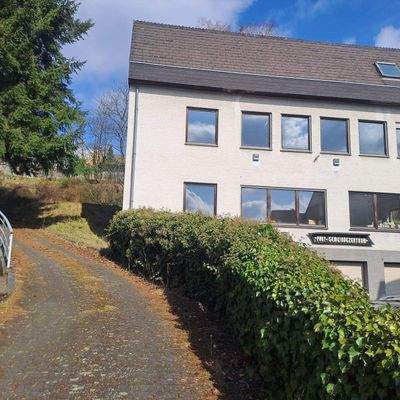 Ansicht Gemeindehaus mit Weg