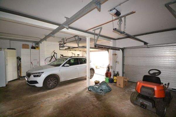 Doppelgarage mit elektrischen Sektionaltoren