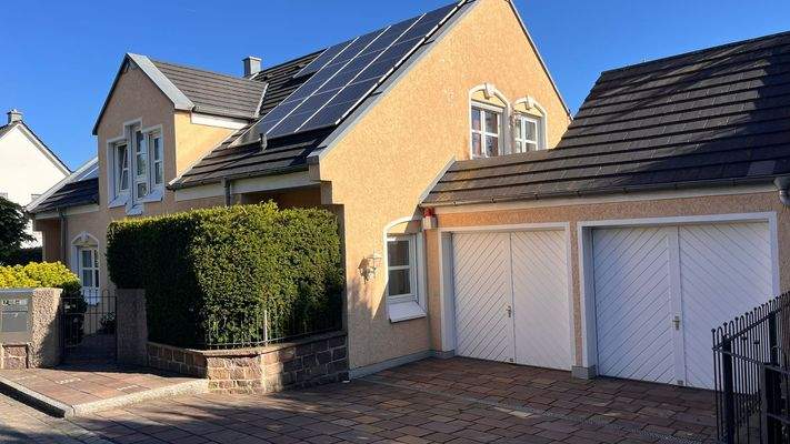 Doppelgarage mit Stellplatzfläche