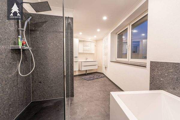 EG Bad mit Wanne und Dusche