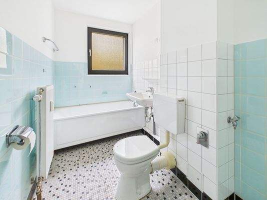 Badezimmer mit Fenster