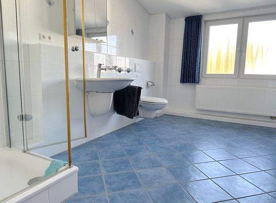 Sehr großes, helles Bad