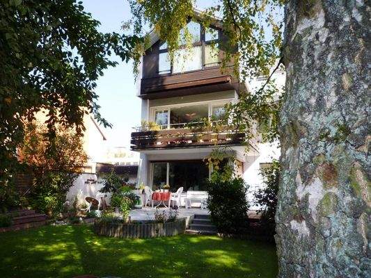 Gartenansicht im Sommer