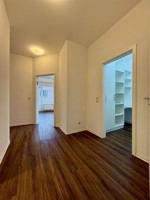 Flur (Richtung Abstellraum u. Behandlung 1)