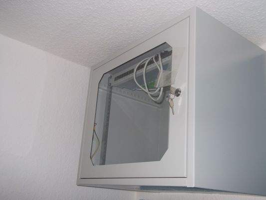 Netzwerkschrank_Flur_Nische.jpg