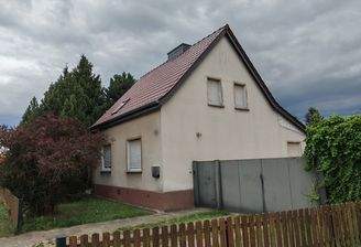 Hausansicht mit Zufahrt