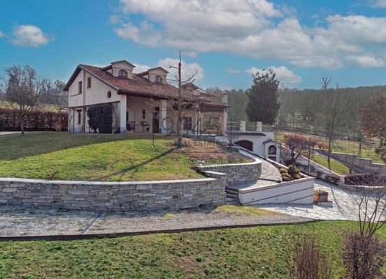 Anwesen auf den Hügeln von der Stadt Cherasco und La Morra  - Piemont