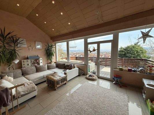 Wohnzimmer mit Ausgang zur Terrasse_