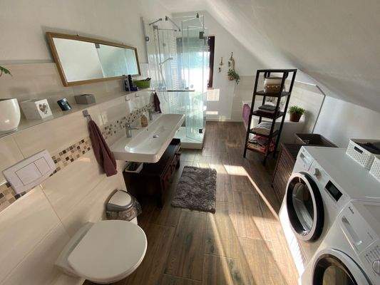 Bad mit Wanne und Dusche im OG