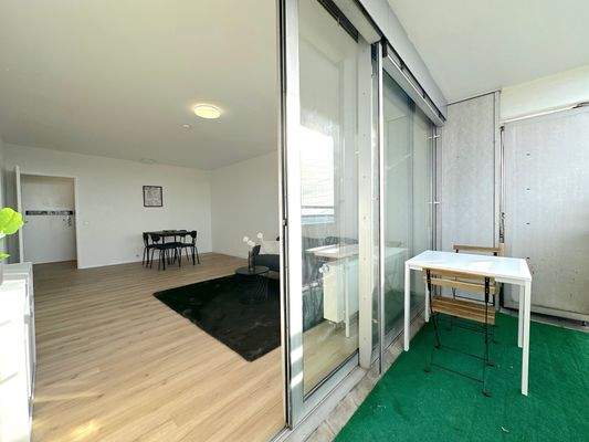 Moderne Wohnung mit Balkon