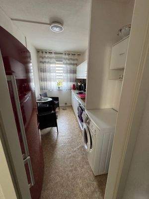 Küche mit Waschmaschinenanschluss