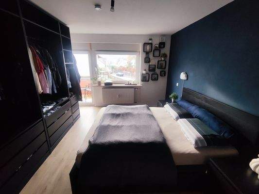 Schlafzimmer mit Balkonzugang.jpeg