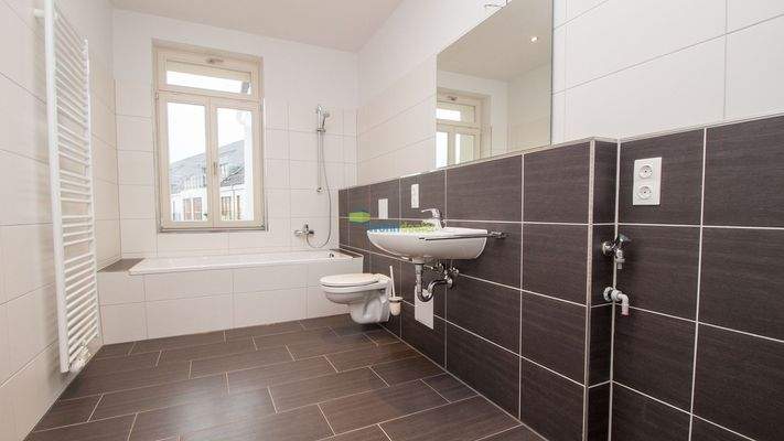 Tageslichtbad mit Badewanne