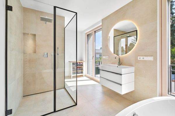 Edles Baddesign im Obergeschoss