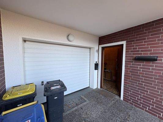 Hauseingang mit Garage