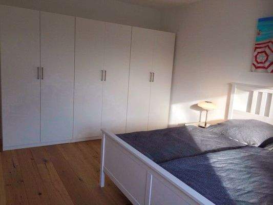 helles Schlafzimmer mit Doppelbett 