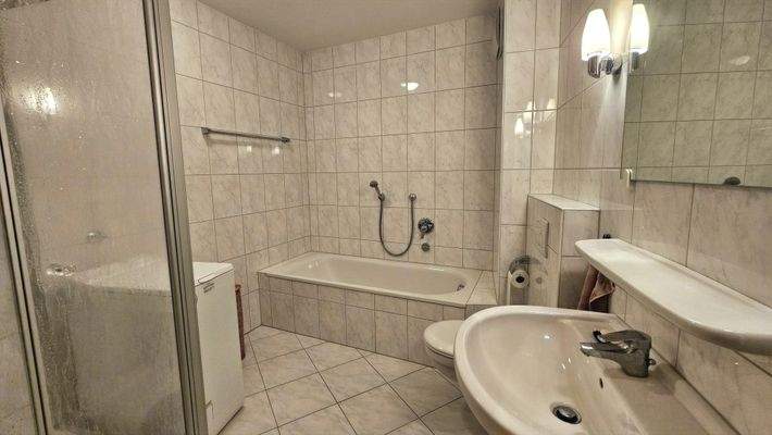 7 m² Bad mit Wanne und Dusche