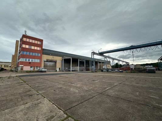 Haupthalle mit Büroanbau