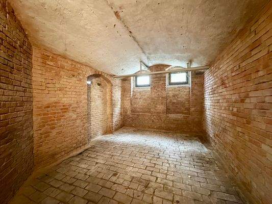 großer und verhältnismäßig trockener Keller
