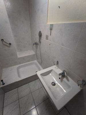 19. Duschbad mit Sitzgelegenheit.jpg