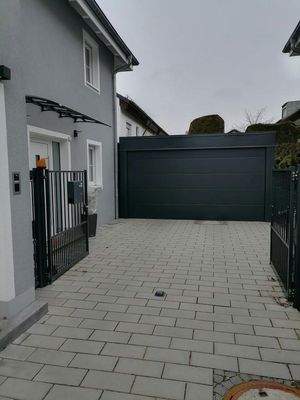 Einfahrtstor und Doppelcarport