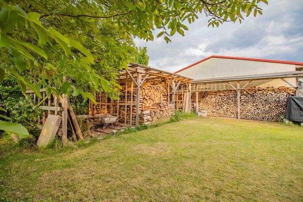 Gartenbereich und Holzlagerrung