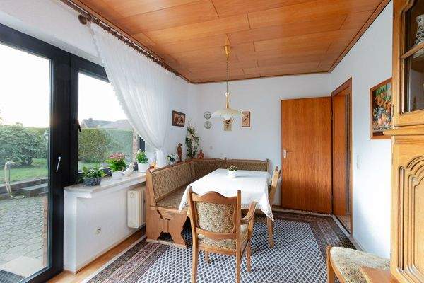 Esszimmer mit Zugang auf die Terrasse