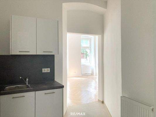 Küche mit Blick ins Wohnzimmer