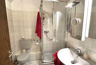 Dusche im Badezimmer