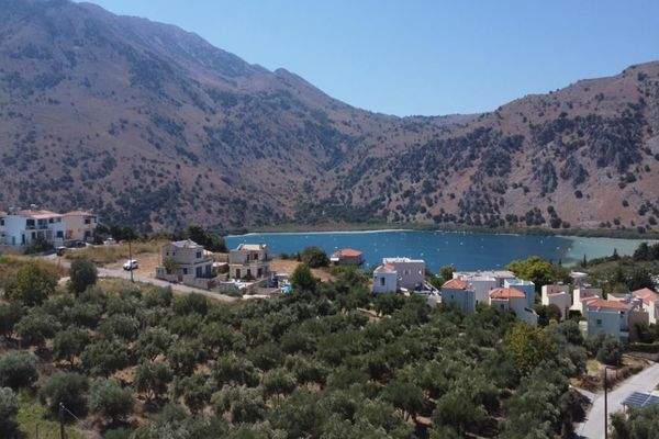 Kreta, Kournas: Eckgrundstück nahe des Kournas-Sees zu verkaufen