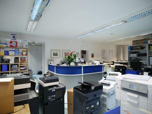 Gewerbeeinheit rechts