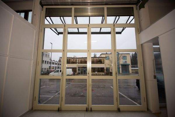 Vierflügelige Drehtüren hinter dem Rolltor