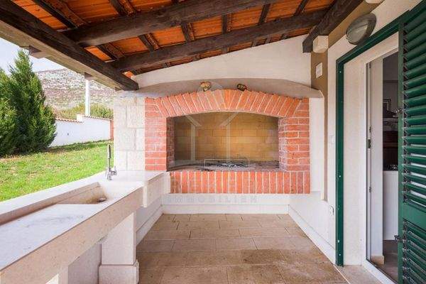 Die Außenküche gehört zu den vielen Highlights