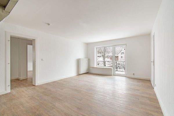 Großzügiges Wohn-/ Esszimmer mit Zugang zum Balkon