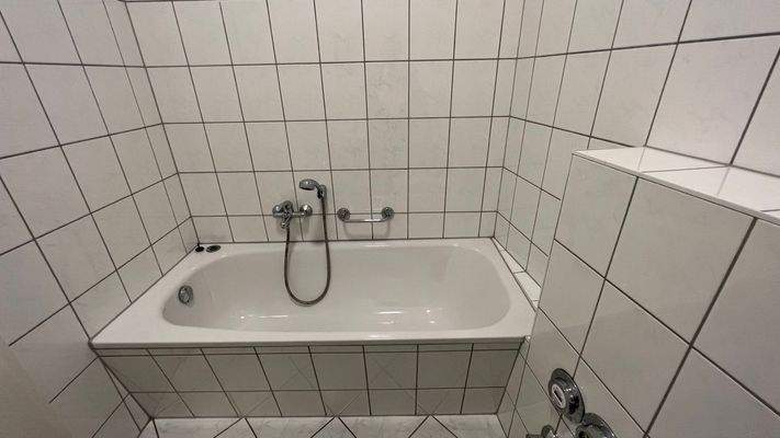 Bad mit WC, Wanne und Waschbecken