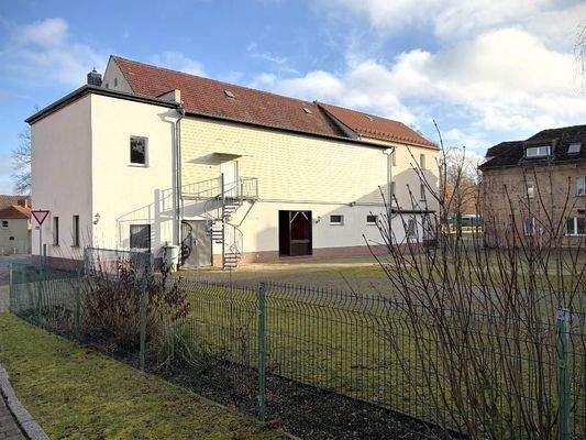 Parkplatz mit Feuertreppe