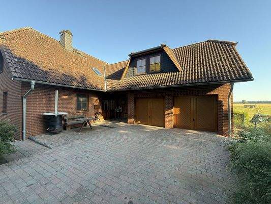 Eingang und Doppelgarage