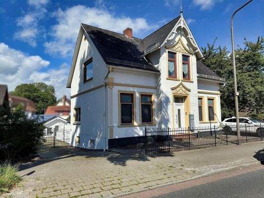 die Vorderseite des schönen Hauses