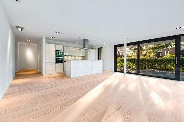 Lichtdurchflutete offene Küche