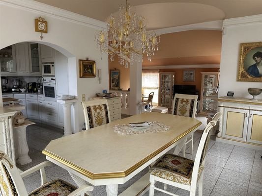 Essbereich mit Blick in die Küche und Wohnzimmer