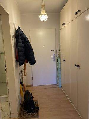 Flur mit Gardrobe u. Einbauschrank