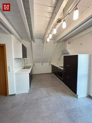 .. offene Küche mit Abstellkammer !