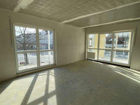 Wohnzimmer mit Austritt zum Balkon und Wintergarten