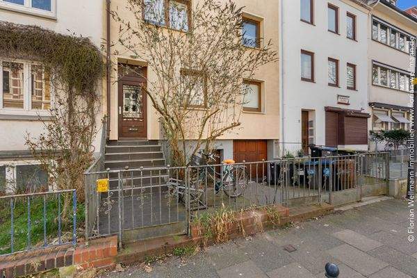 Mehrfamilienhaus von außen 